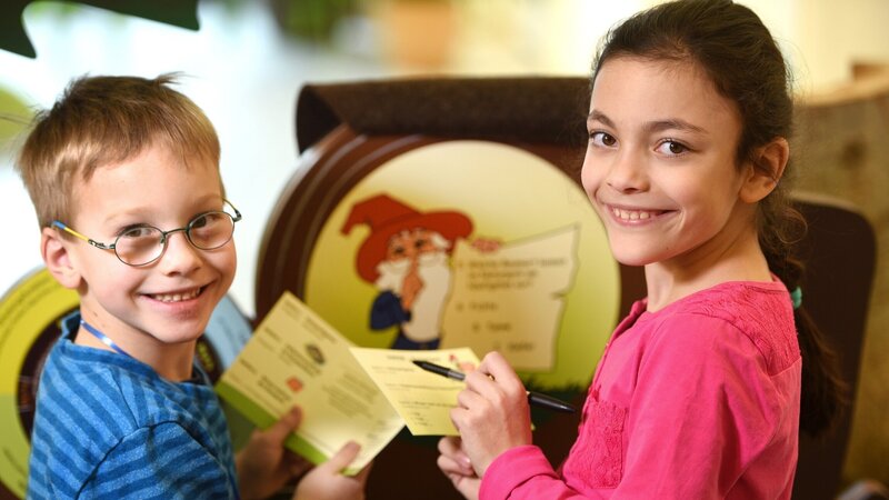 Abbildung Kinder mit Rangerpass Naturparkhaus Grossschönau